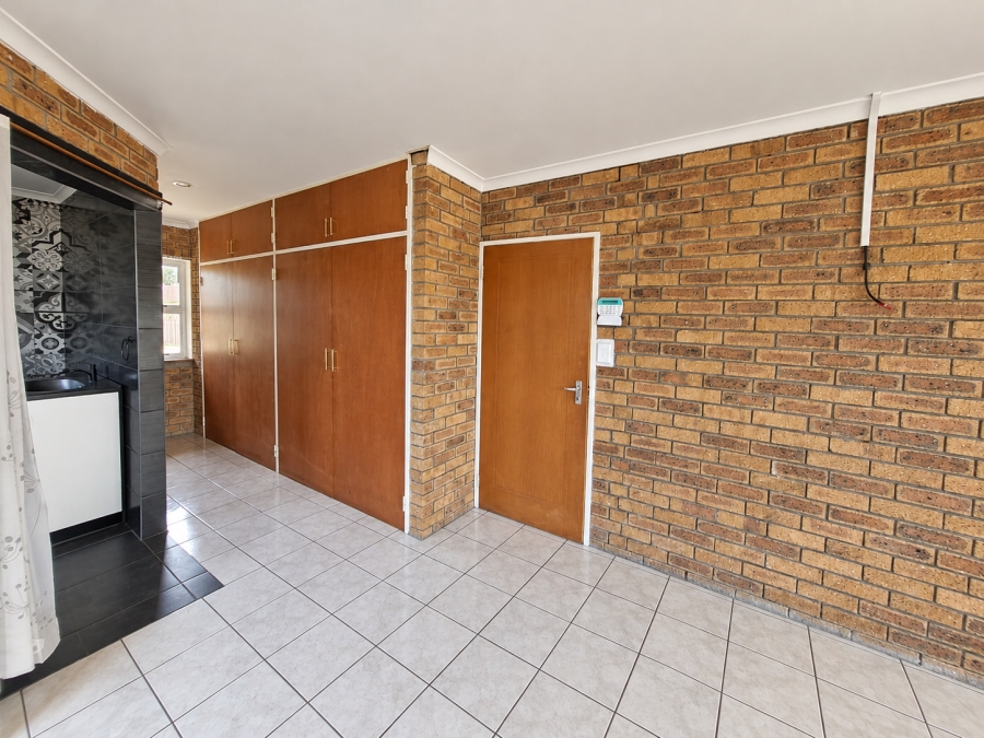 To Let 4 Bedroom Property for Rent in Rouxville Western Cape